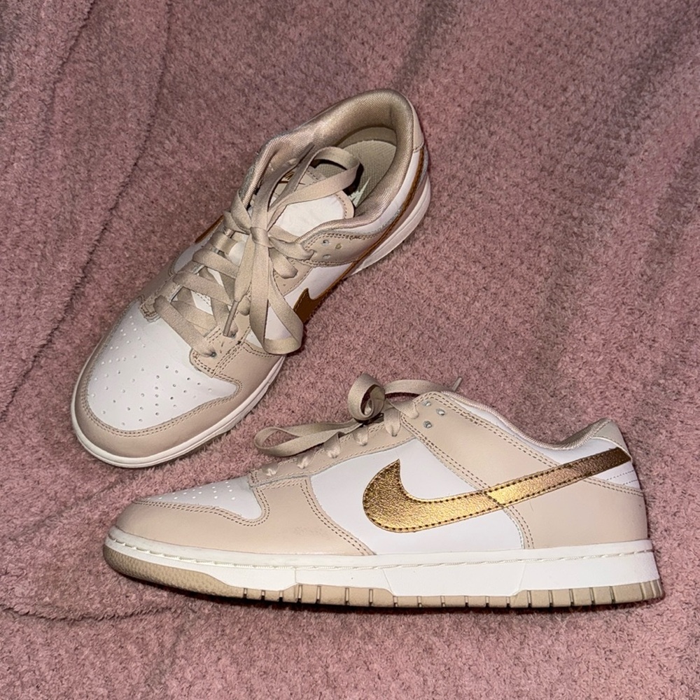WMNS Nike Dunk Low - SZ 9.5